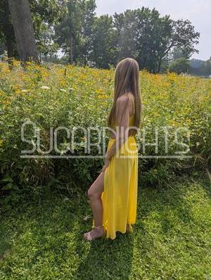 Nikkey offers Green Bay outcalls and poses outdoors in a yellow outfit. Nikkey offers Green Bay outcalls and poses outdoors in a yellow outfit.